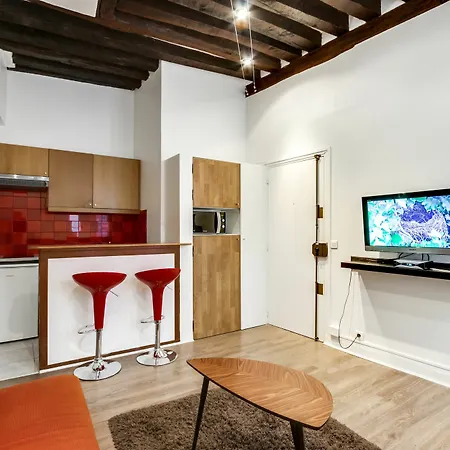 Du Louvre Apartment Paris